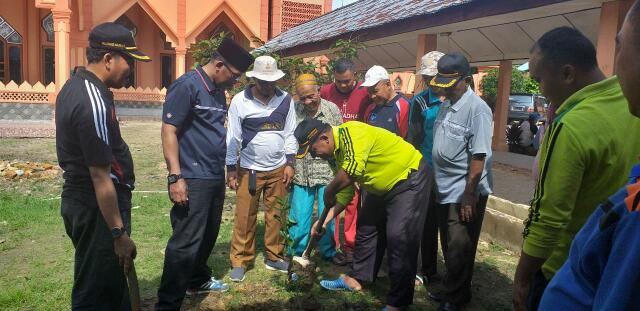 Hari Amal Bakti Kementerian Agama ke-74, Keluarga Besar Kemenag Pelalawan Taja Goro dan Tanam Pohon