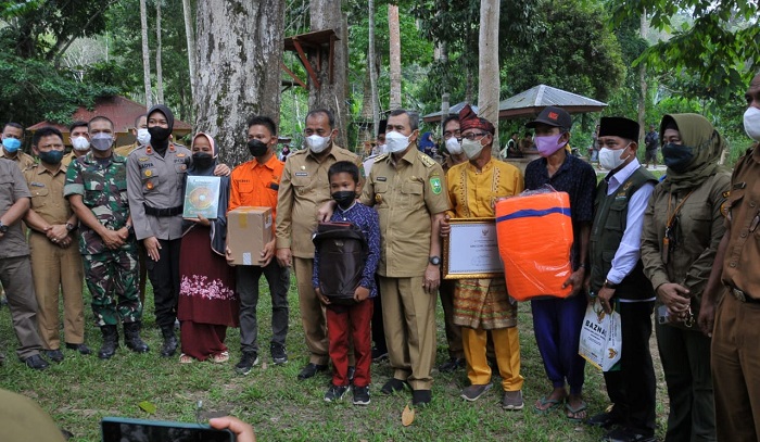 Wakil Bupati Inhu Dampingi Gubernur Kunjungi Warga Talang Mamak di Rantau Langsat