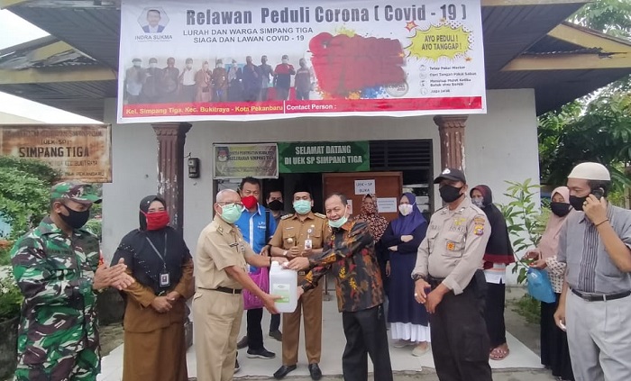 Indra Sukma bersama Relawan Peduli Covid-19 Kelurahan Simpang Tiga bagikan Handsanitizer, Disinfektan dan Masker