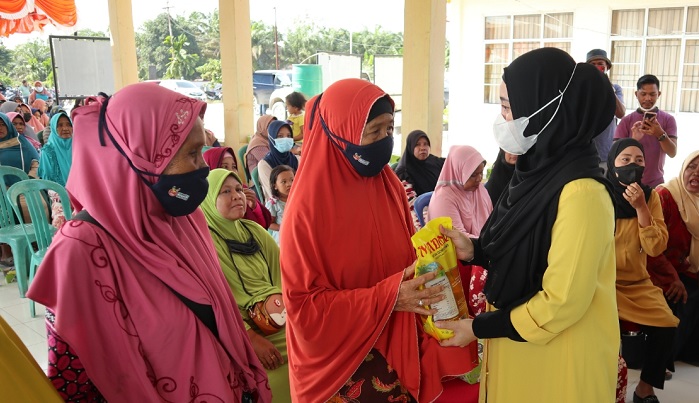 Warganya  Kesulitan, Sewitri Bagi-bagi 4.000 Liter Minyak Goreng di Pelalawan