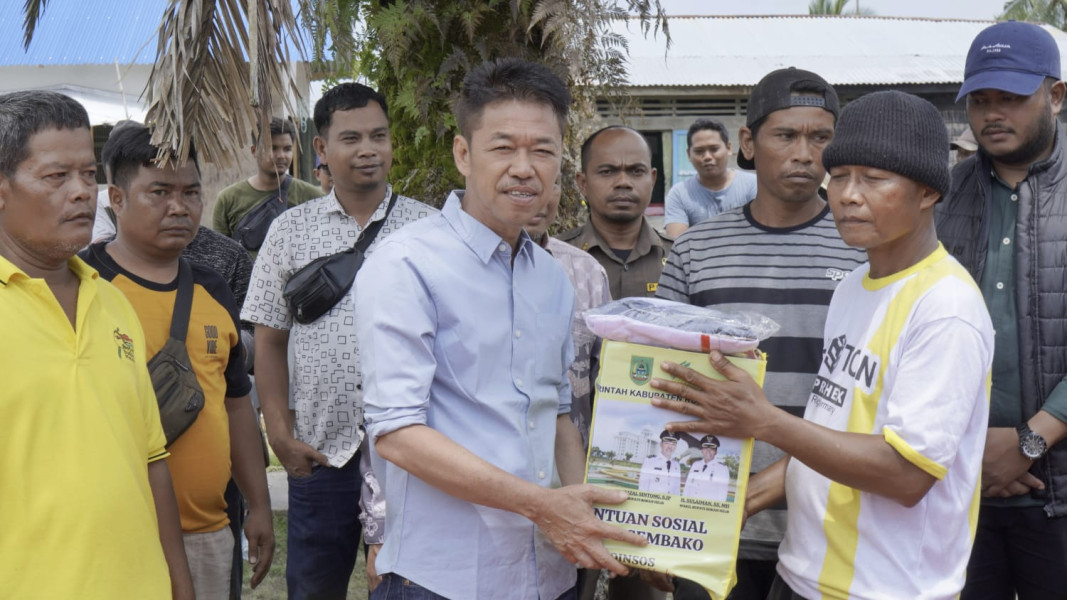 Kunjungi Korban Kebakaran Rumah, Bupati Rohil Serahkan Bantuan