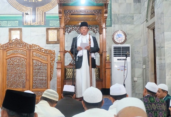 Jadi Khatib Idul Adha, Bupati Wardan Kisahkan Perjuangan Tukang Cuci yang Mau Berkurban