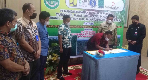 Teken MoU Dengan PT Torganda dan Bank Riau Kepri, Pemkab Rohul Imbau Perusahaan Alokasikan CSR untuk Infrastruktur dan Jalan