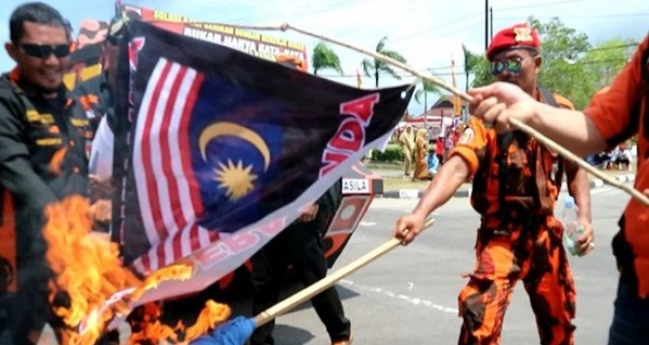 Marah Merah Putih Terbalik, Massa Injak-injak dan Bakar Bendera Malaysia