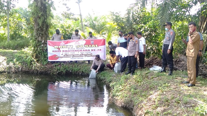 Jelang Hari Bhayangkara ke-74, Polsek Tapung Serahkan Bantuan 10 Ribu Bibit Ikan kepada Warga Desa Sei Lambu Makmur