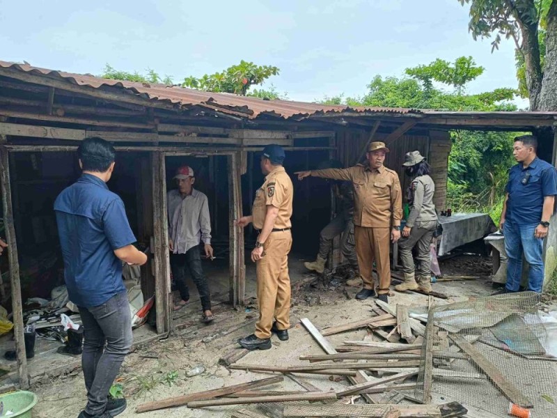 Pemko Pekanbaru Bongkar Puluhan Warung Remang-remang di Jalan SM Amin