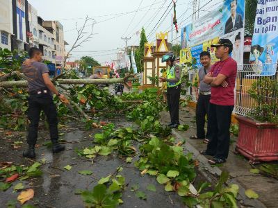 Paska Kerusakan Akibat Hujan Dan Angin Kencang, Kapolres Inhil Tinjau Kerusakan