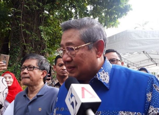 Didampingi Rocky Gerung, SBY  Nyoblos di KBRI Singapura 