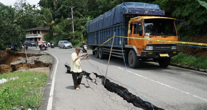 Badan Jalan Amblas, Ruas Jalan Riau-Sumbar  Buka Tutup di Koto Alam Limapuluh Kota