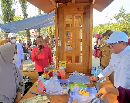 Bertemu Bupati Zukri, Pedagang UMKM di Taman Bola Kerinci Mengaku Sudah  Peroleh Rp500 Ribu Sehari