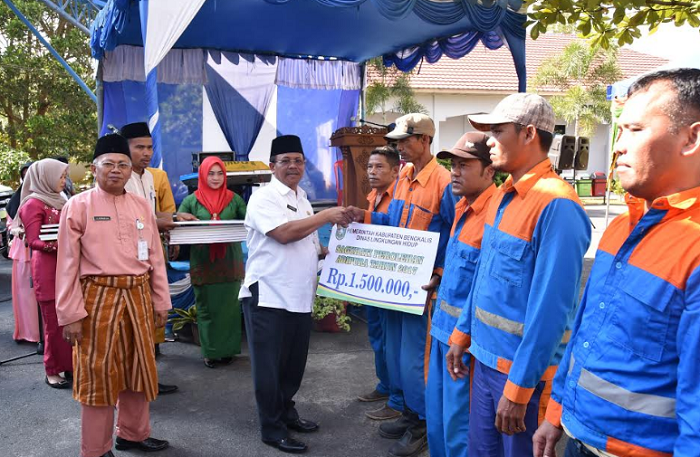 Raih Adipura, Pemkab Berikan Bonus Kepada Tenaga Harian Lepas DLH-K Bengkalis 