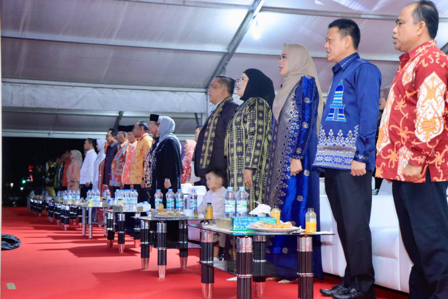 Bersama Ketua TP PKK Kabupaten Kampar Hadiri Puncak Hari Jadi Provinsi Riau ke 67 tahun 2024