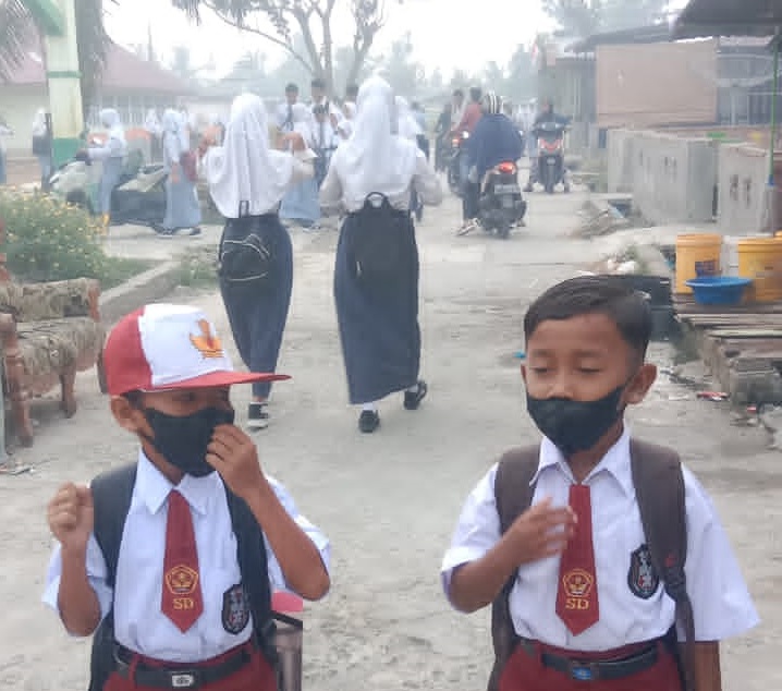 Rohil Kembali Diselimuti Asap, Siswa Gunakan Masker ke Sekolah
