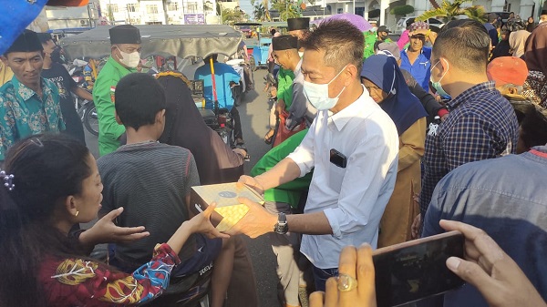 Bupati Rohil Bagikan Takjil ke Pengendara Becak, 600 Paket Habis Dalam Sekejap