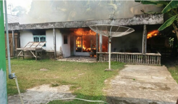 KEBAKARANNN...Rumah Pensiunan Bidan di Kuansing Ludes Dilalap Sijago Merah