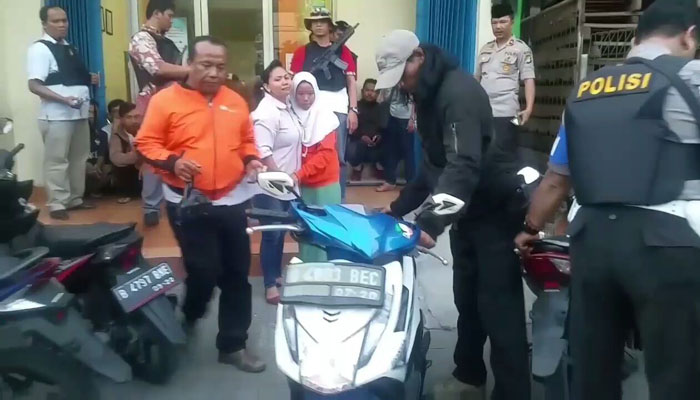 KURANG AJAR...Orangtua Berutang, Anak Disandera 4 Debt Collector, Ditanya Masih Perawan atau Gak