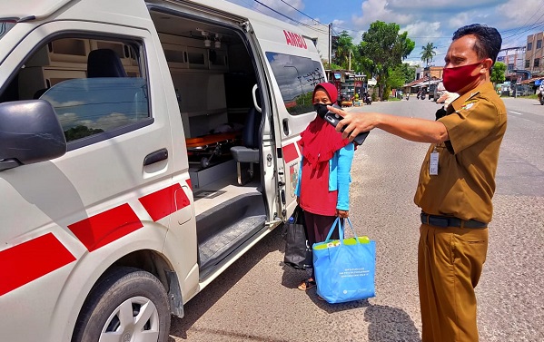Satgas Covid-19 Evakuasi Seorang Warga Diduga Terpapar Covid-19 di Bencah Lesung Tenayan Raya