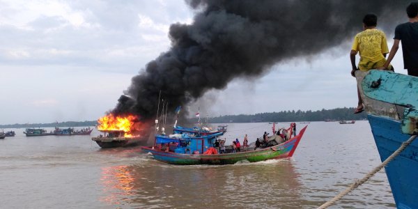 PANAS... Kapal Nelayan Meranti Dibakar di Desa Muntai Bengkalis, ini penyebabnya...