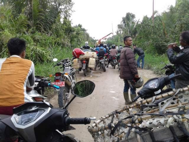 ALAHMAK...Jembatan Ambruk, Jalan Lintas 3 Kecamatan di Inhil Ini Macet Total
