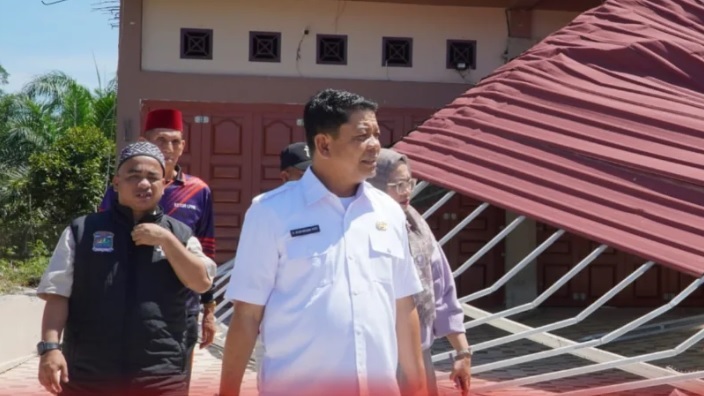 Puluhan Bangunan Rusak Dihantam Puting Beliung di Kepenuhan Tengah, Pemkab Rohul Turunkan BPBD Lakukan Evakuasi