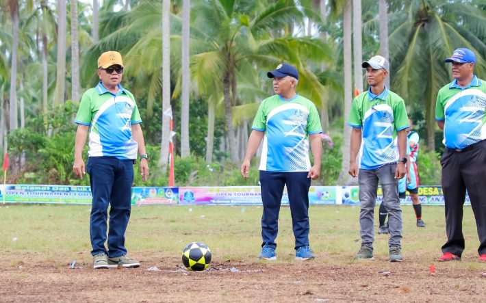 Bupati Asmar Buka Turnamen Sepak Bola Tanjung Bakau Cup III