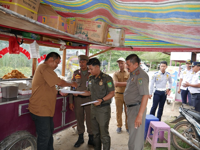 Satpol PP Beri Teguran Ketiga Pedagang Kaki Lima di  Bundaran Pedamaran