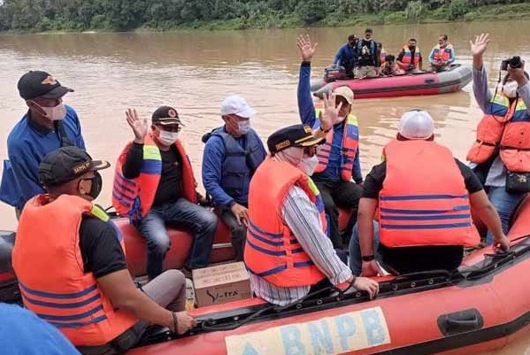 Antisipasi Abrasi, Bupati Inhu Rezita Meylani Yopi Susuri  Sungai Indragiri Pakai Speedboat