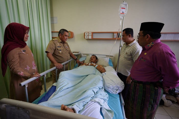 Gubernur Riau Kunjungi Arbi Korban Erupsi Gunung Marapi
