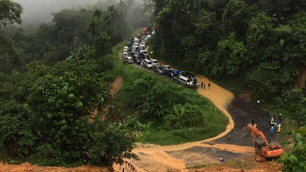 Rawan Longsor, Pengguna Kendaraan Perlu Waspada Saat Melintas di Rute Riau-Sumbar Ini