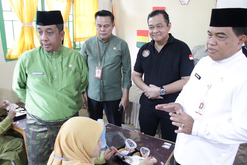 Pj. Wali Kota Tnjau Uji Coba Pemberian Makan Bergizi KKP dan BGN di SMPN 3 Pekanbaru