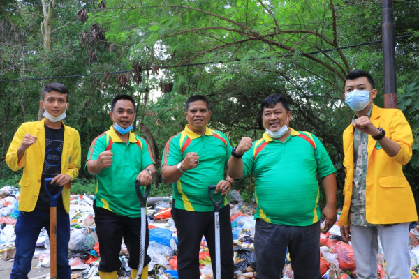 Sekdako bersama BEM Unilak Gotong Royong Angkut Tumpukan Sampah