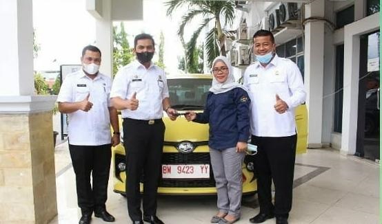 Bapenda Serahkan Mobil Ayla ke Pemenang Undian Gebyar PBB-P2