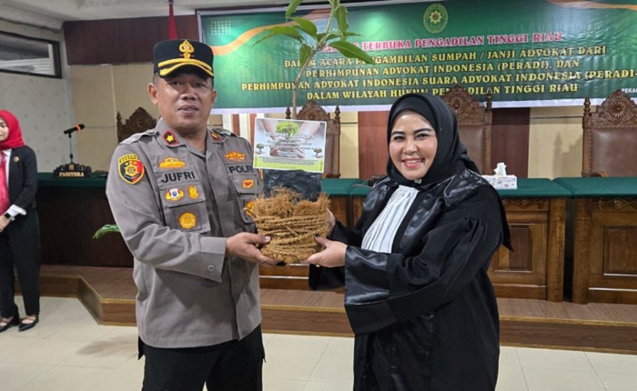 Sandang Gelar Advokat, Ida Yulita Susanti Terima Bibit Pohon Dari Kapolsek