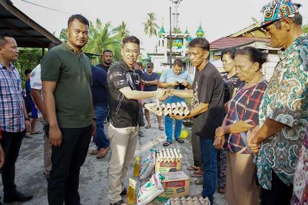 Bupati Rohil Kunjungi Korban Kebakaran Rumah Dan Berikan Bantuan Sembako