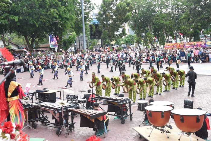 Penurunan Bendera di Lapangan Tugu Diiringi Pagelaran Seni Budaya