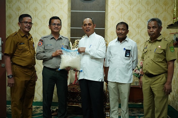Bupati Inhil Terima Bantuan 31,05 Ton Beras dari Bulog untuk Masyarakat Terdampak Banjir