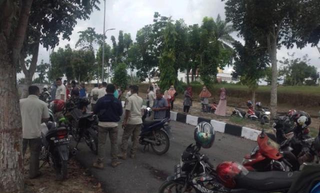 Kecewa Diberhentikan Secara Sepihak, Puluhan Pegawai Non PNS BPSDM Rohil Melakukan Unjuk Rasa