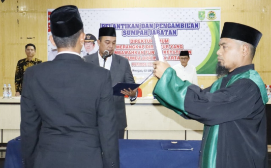 Ade Agus Lantik Yuli Andesra Sebagai  Direktur Baru Perumda BPR Indra Arta