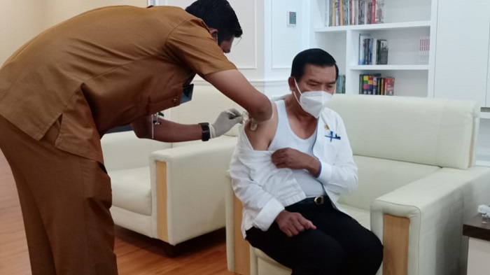 Kriteria Usia Lanjut, Wali Kota Pekanbaru Dr Firdaus MT Divaksin Covid-19