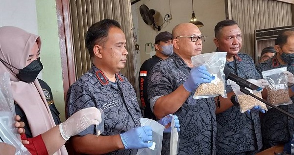 BNN Gerebek Toko Penjual Pempek di Hangtuah, Ternyata Tempat Produksi Pil Ekstasi