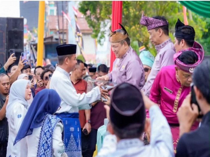 Bupati Kampar Serahkan Miniatur Al-Qur'an dan Tasbih pada Plt. Gubernur Riau