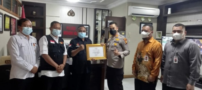 Sukses Pilkada 2020, Polres Inhu Terima Penghargaan dan Tropi Dari Bawaslu