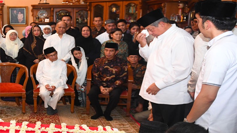 Jokowi hingga Habibie Ikut Salatkan Jenazah Ani Yudhoyono di Cikeas