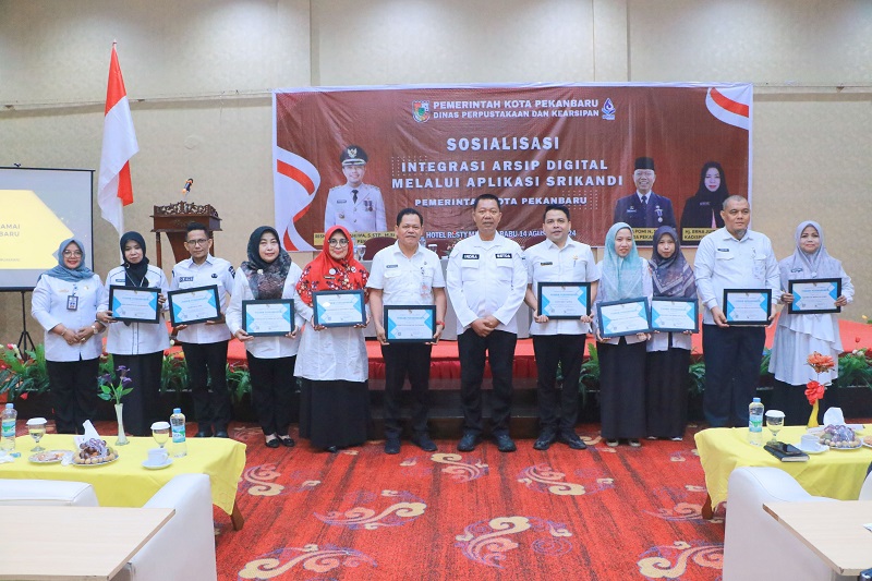 Sekdako Pekanbaru Serahkan Nilai ASKI kepada 10 OPD Terbaik