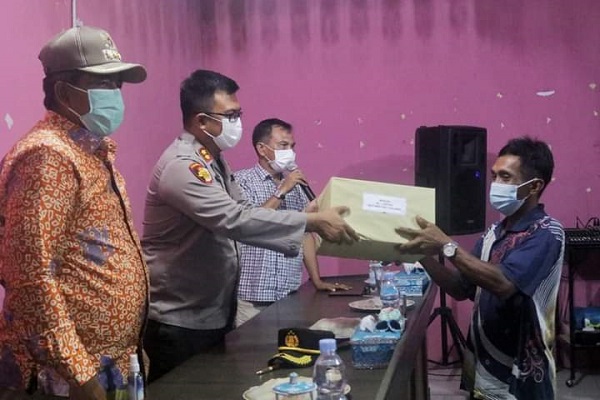 Bupati dan Upika Siak Serahkan Bantuan Masker di Dua Kampung Zona Merah  Tualang