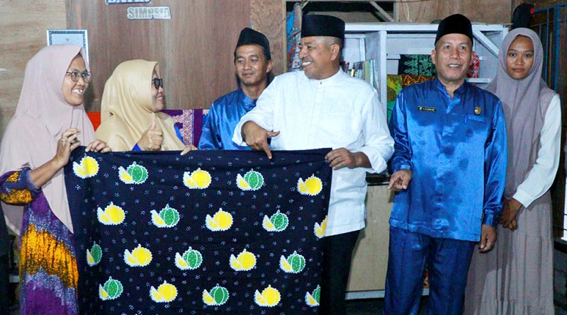 Bupati Alfedri Kunjungi Pengrajin Batik di Simpang Perak Jaya