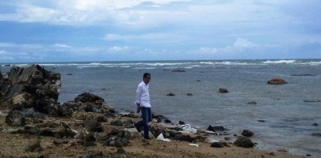 Jokowi Kembali Pencitraan Saat Tinjau Korban Tsunami Selat Sunda, 'Ada Aktor Adegannya, Sengaja Dishoting'