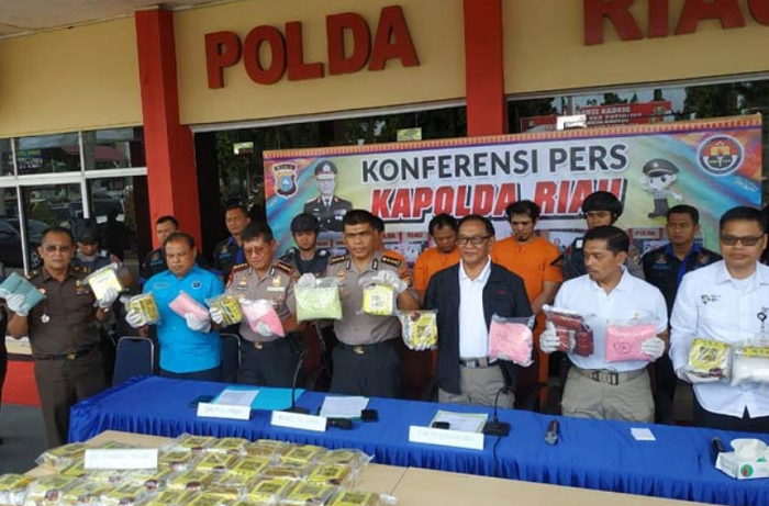 Dibawa dari Malaysia, Polda Riau Ungkap Penyelundupan 37 Kg Sabu, 75 Ribu Pil Ekstasi dan 10 Ribu Happy Five