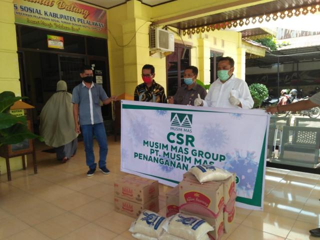 PT Musim Mas Peduli Masyarakat Terpapar Covid-19, Serahkan Bantuan ke Pemkab Pelalawan 