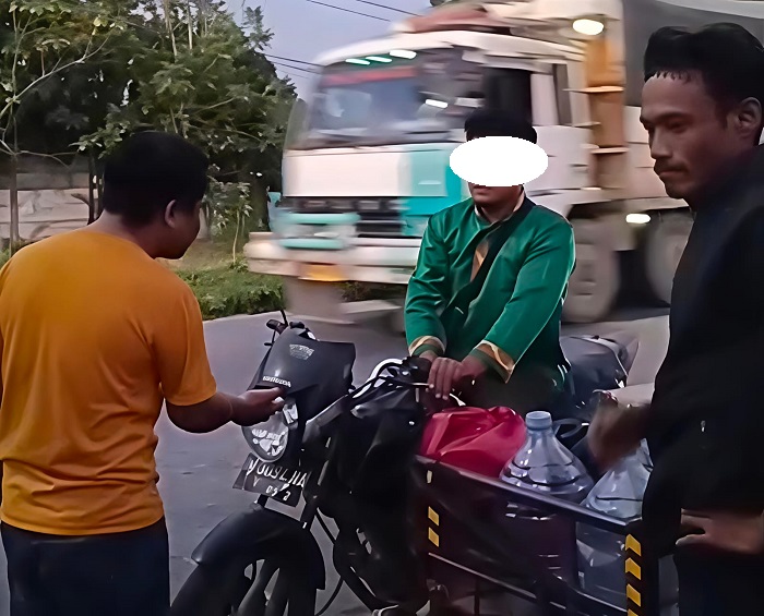 Warga Kampar Kedapatan Buang Sampah Sembarangan di Soekarno Hatta
